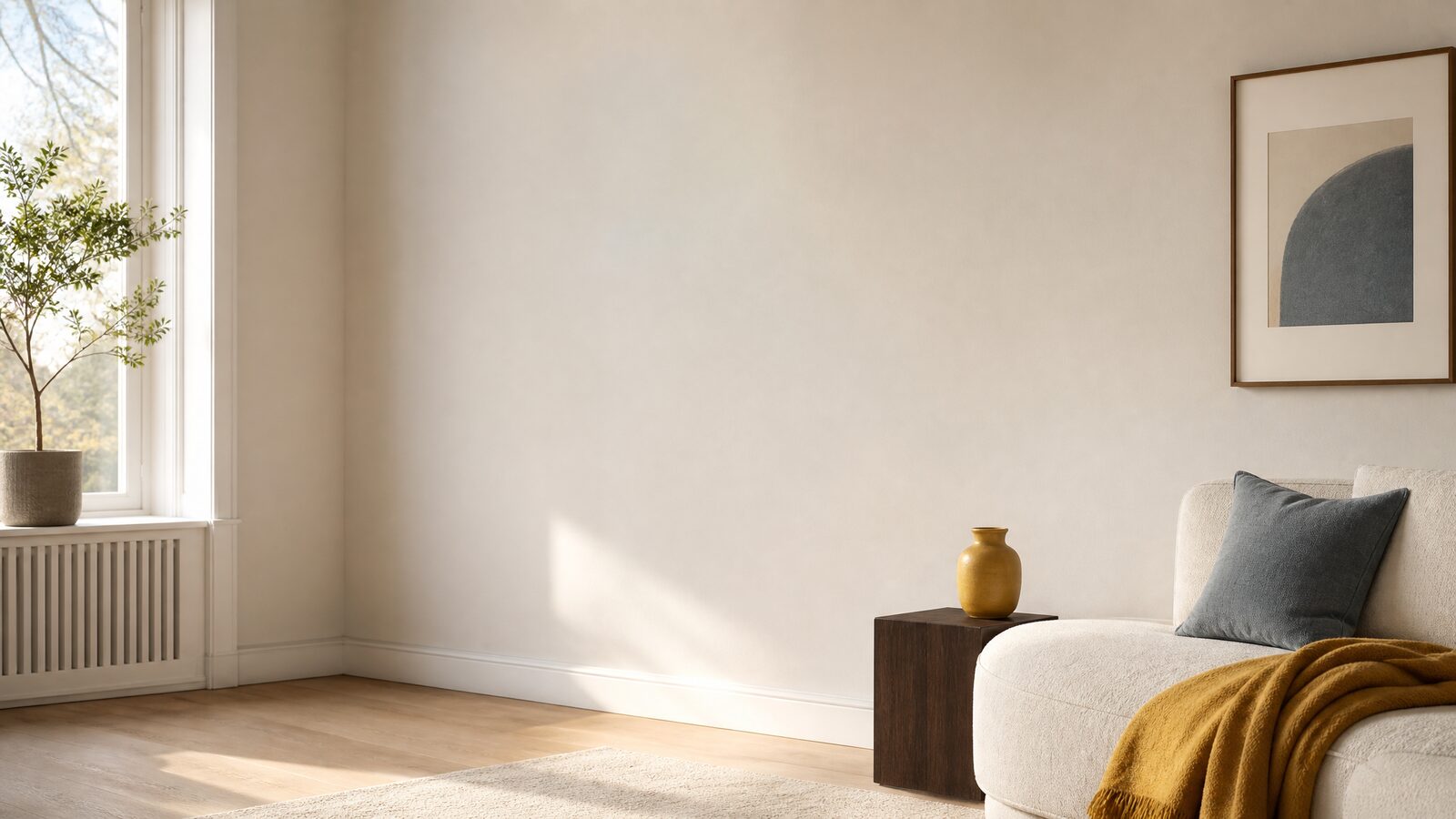 Strak afgewerkte, sausklare muur in een licht modern interieur bij daglicht